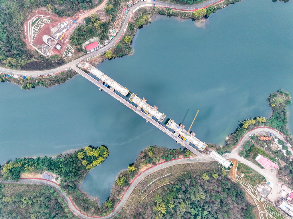 這是2月20日拍攝的成渝中線高鐵玄天湖雙線大橋建設項目施工現場（無人機照片）。