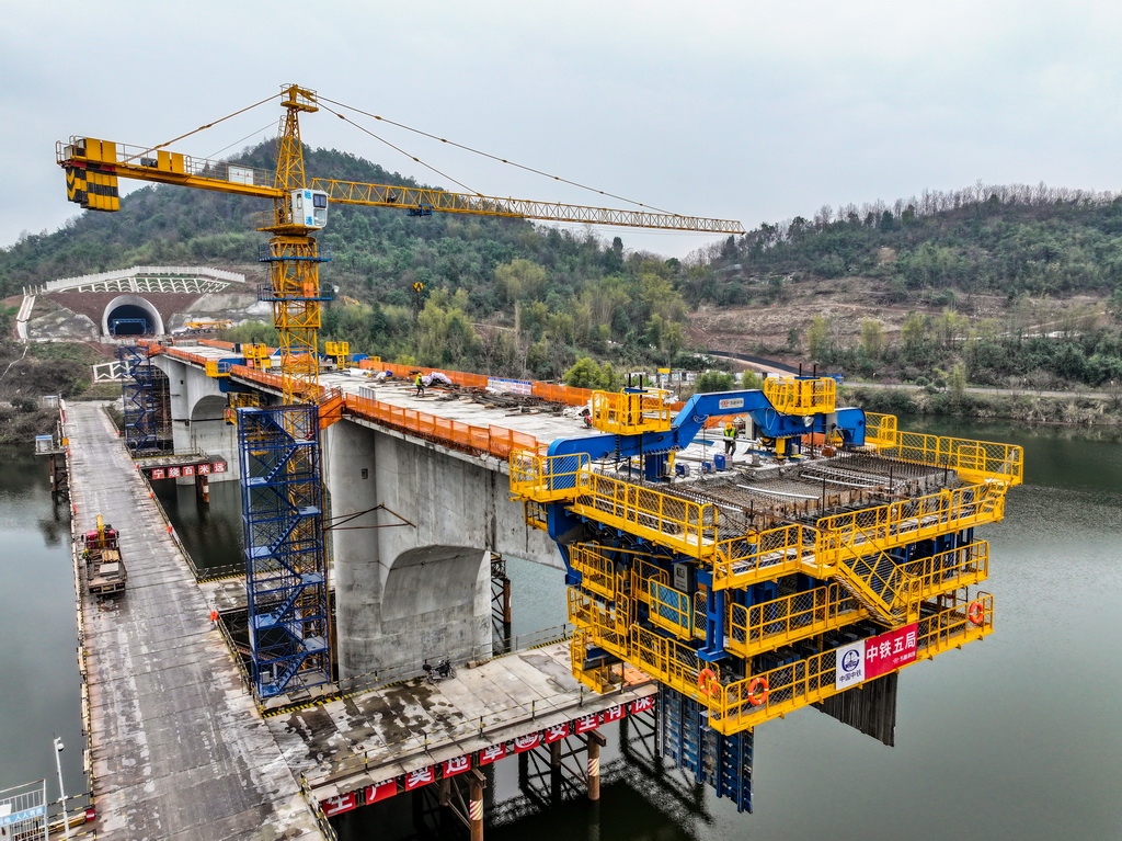 這是2月20日拍攝的成渝中線高鐵玄天湖雙線大橋建設項目施工現場（無人機照片）。