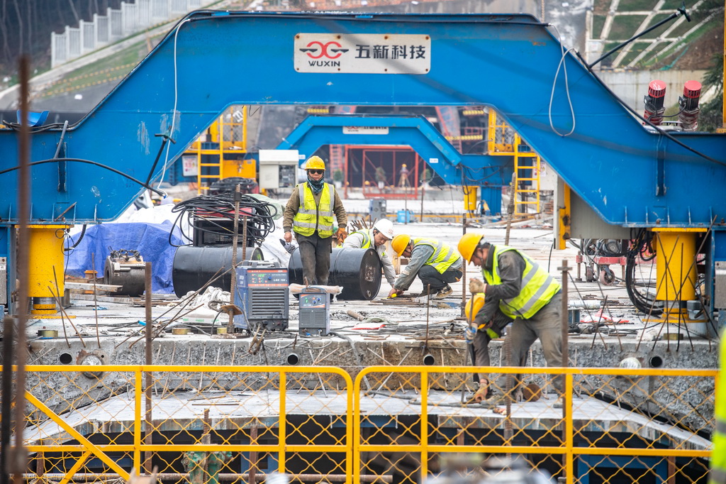 2月20日，工人正在成渝中線高鐵玄天湖雙線大橋建設項目現場施工作業。