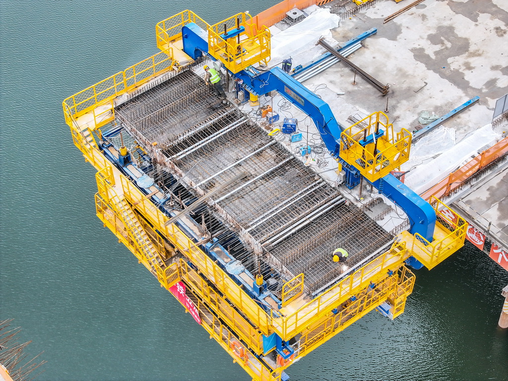 這是2月20日拍攝的成渝中線高鐵玄天湖雙線大橋建設項目施工現場（無人機照片）。