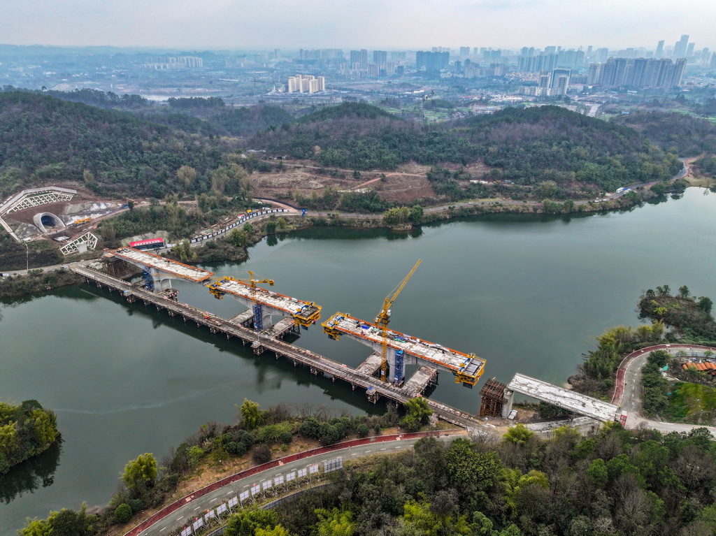 這是2月20日拍攝的成渝中線高鐵玄天湖雙線大橋建設項目施工現場（無人機照片）。