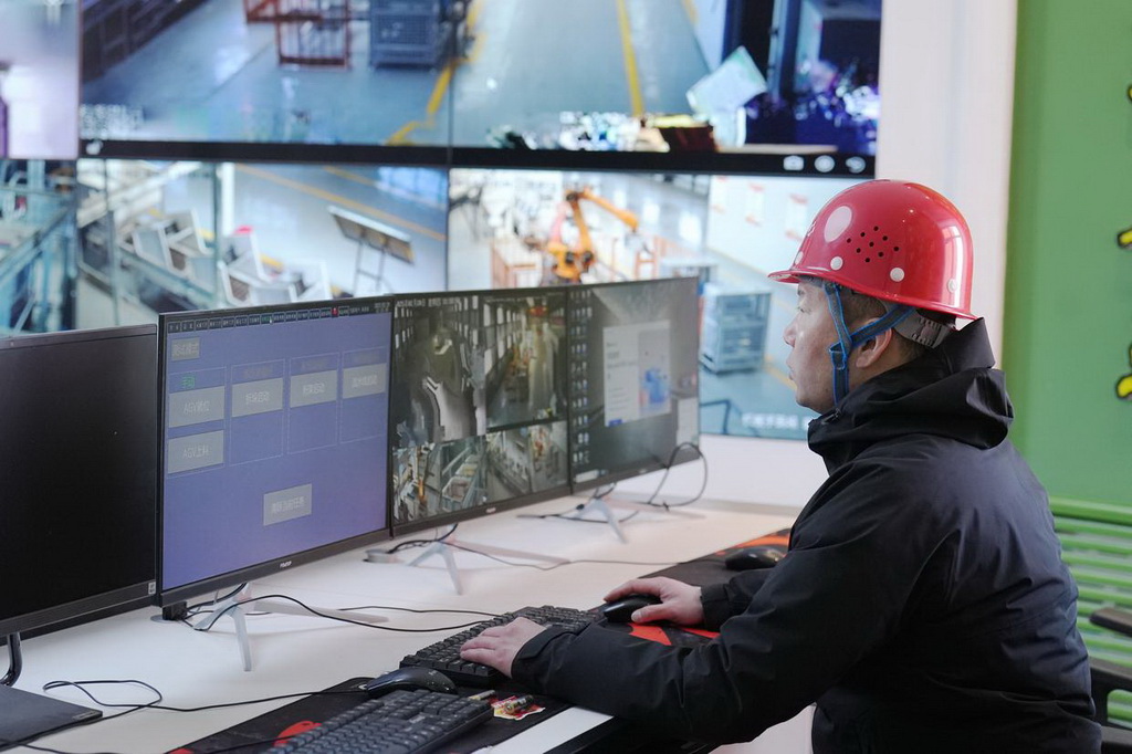 2月20日，在位于雙鴨山市的北大荒農業股份有限公司友誼分公司第三管理區水稻智能育秧中心，技術人員調試水稻智能育秧生產線。