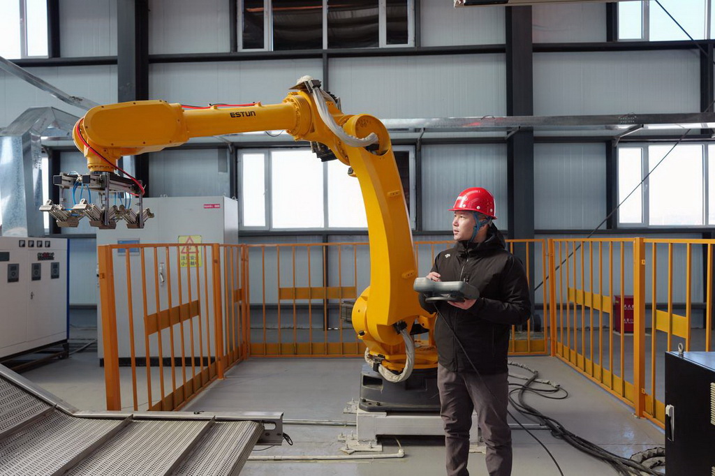 2月20日，在位于雙鴨山市的北大荒農業股份有限公司友誼分公司第三管理區水稻智能育秧中心，技術人員調試自動拆垛機械手。