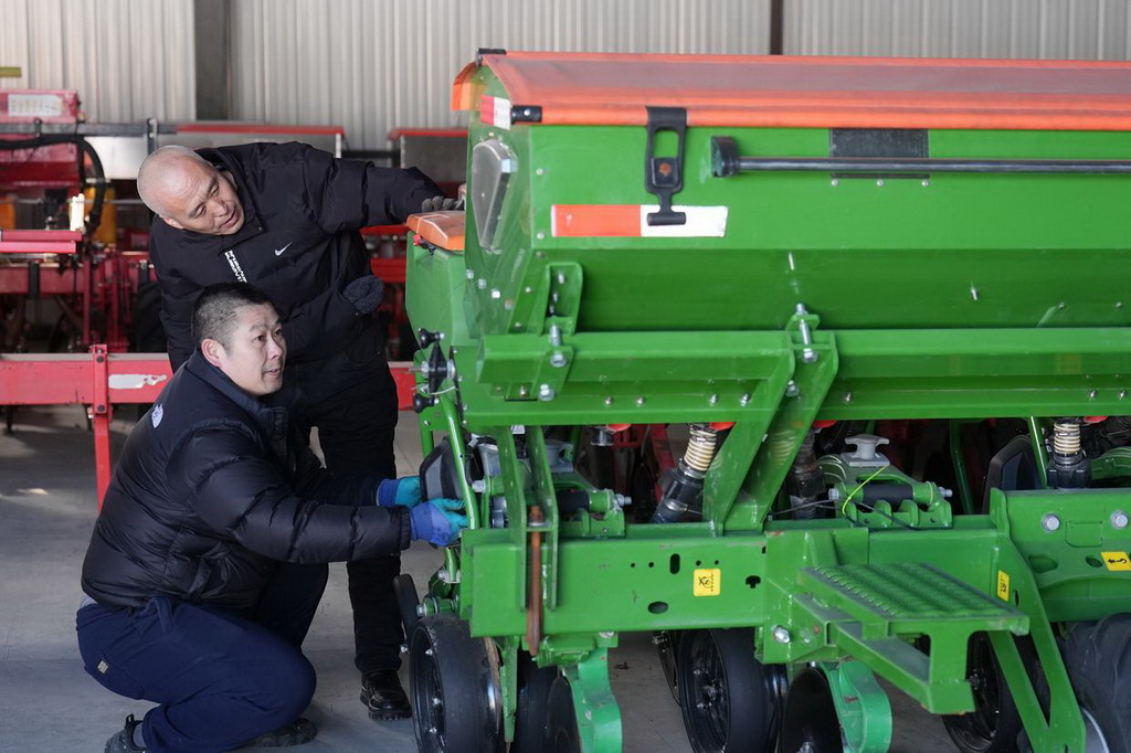 2月20日，在位于雙鴨山市的北大荒農業股份有限公司友誼分公司第五管理區第二作業站農機停放中心，友誼分公司員工檢修保養農機具。