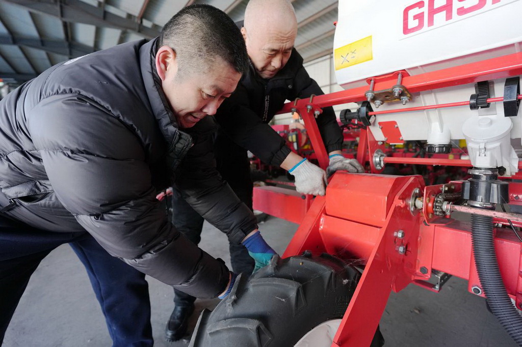 2月20日，在位于雙鴨山市的北大荒農業股份有限公司友誼分公司第五管理區第二作業站農機停放中心，友誼分公司員工檢修保養農機具。