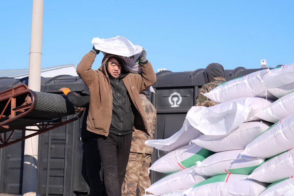 2月20日，在位于雙鴨山市的北大荒農業股份有限公司友誼分公司鐵路農資貨運專用線貨運站，工人進行化肥卸車轉運作業。