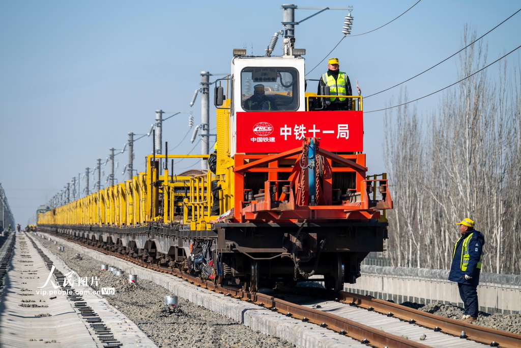 內蒙古包頭：包銀高鐵鋪軌忙