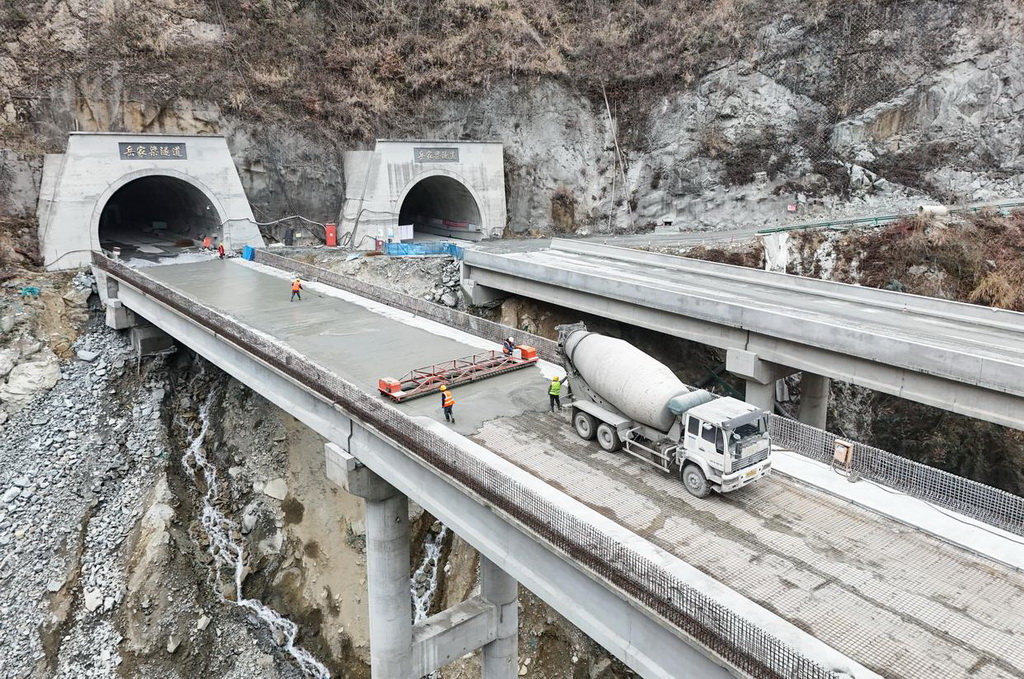 2月23日，中鐵十一局的工人在米倉大道岳家梁隧道口施工（無人機照片）。