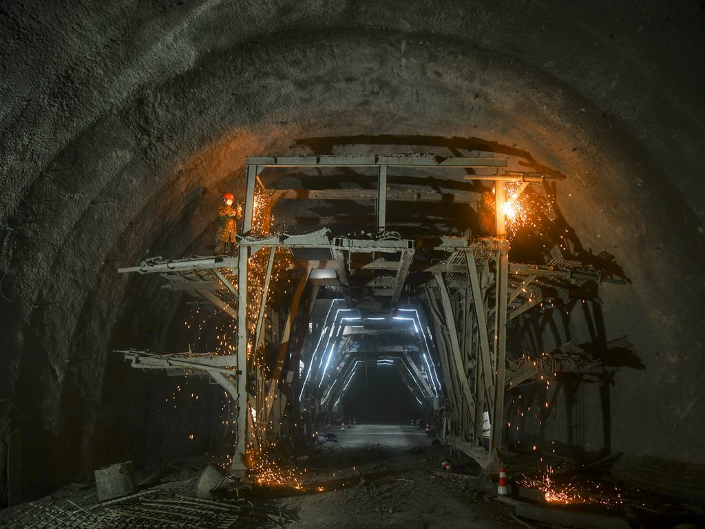 2月23日，中鐵十一局的工人在米倉大道岳家梁隧道內拆除開挖臺車。