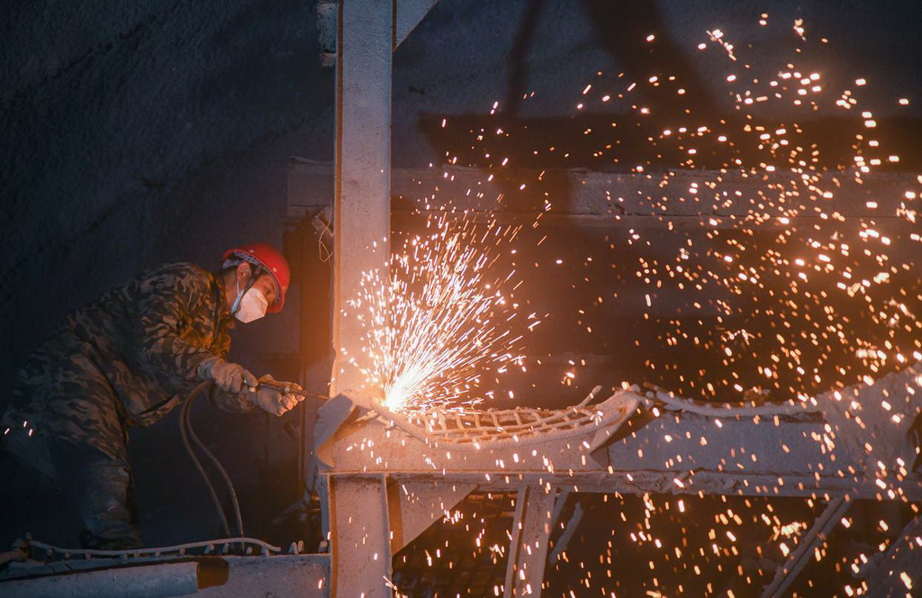 2月23日，中鐵十一局的工人在米倉大道岳家梁隧道內拆除開挖臺車。