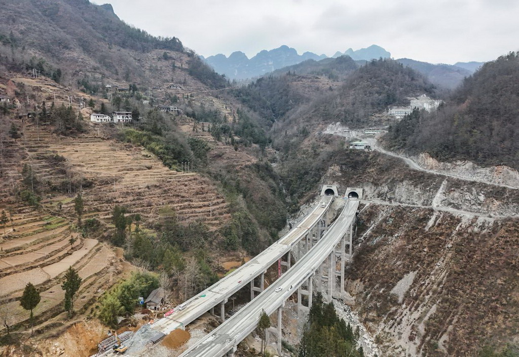 四川巴中：米倉大道岳家梁隧道雙洞貫通