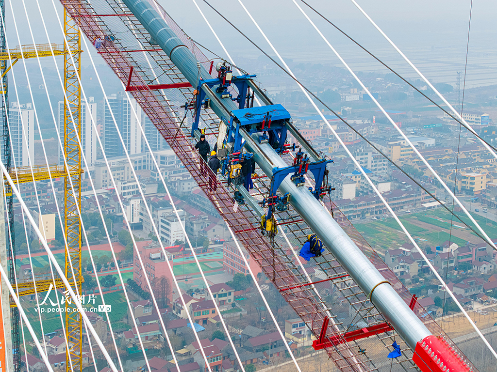 安徽銅陵：大橋主纜穿“新衣”