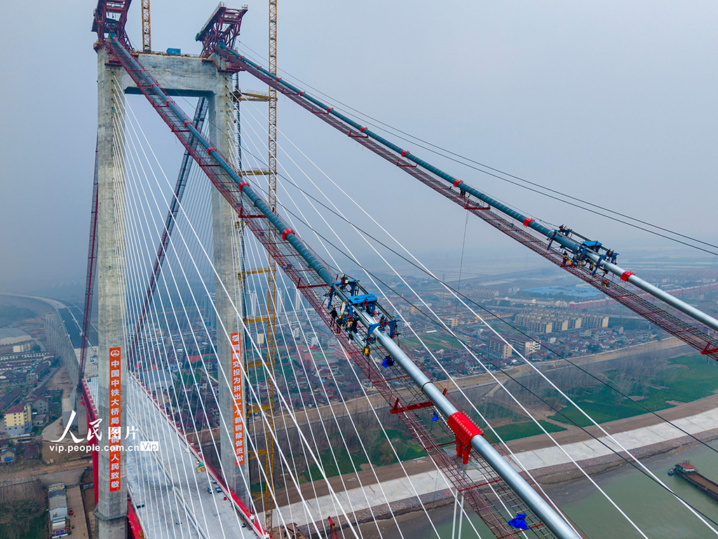安徽銅陵：大橋主纜穿“新衣”【2】