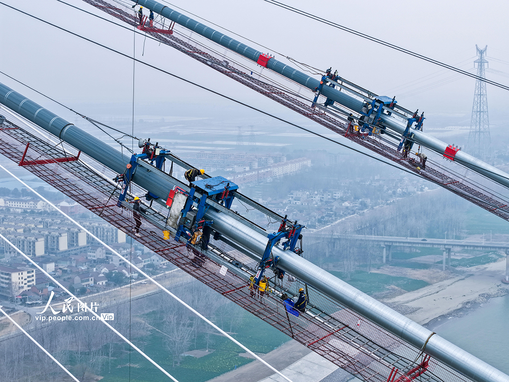安徽銅陵：大橋主纜穿“新衣”【3】