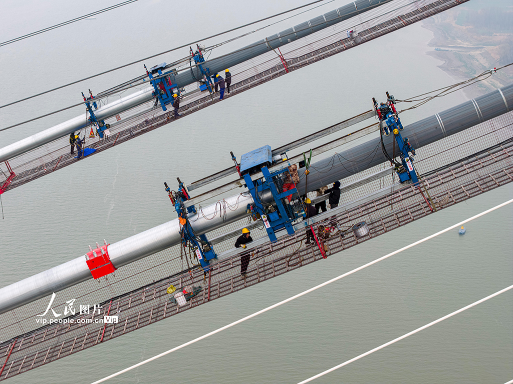 安徽銅陵：大橋主纜穿“新衣”【4】