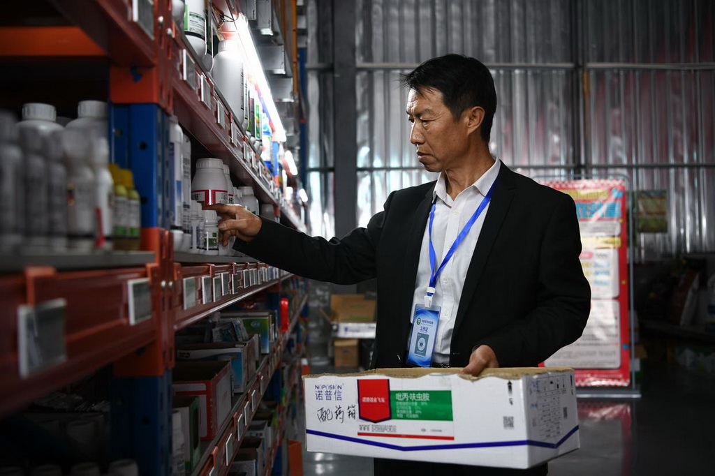 2月24日，在米易縣農資供銷服務中心，米易澤豐農業技術服務有限公司的技術總監為農戶搭配農資產品。