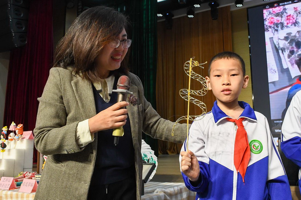 2月24日，在吉林省第二實驗朝陽學校，學生展示自己制作的糖畫。