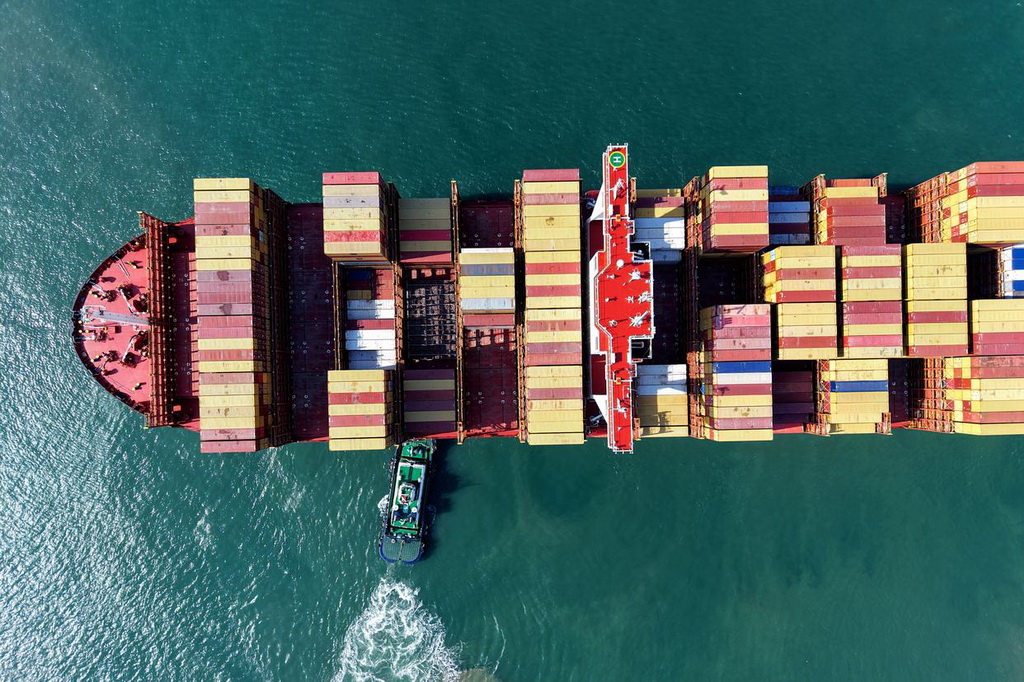 2月23日，山東港口青島港，一艘貨輪在拖船輔助下?？看a頭（無人機照片）。