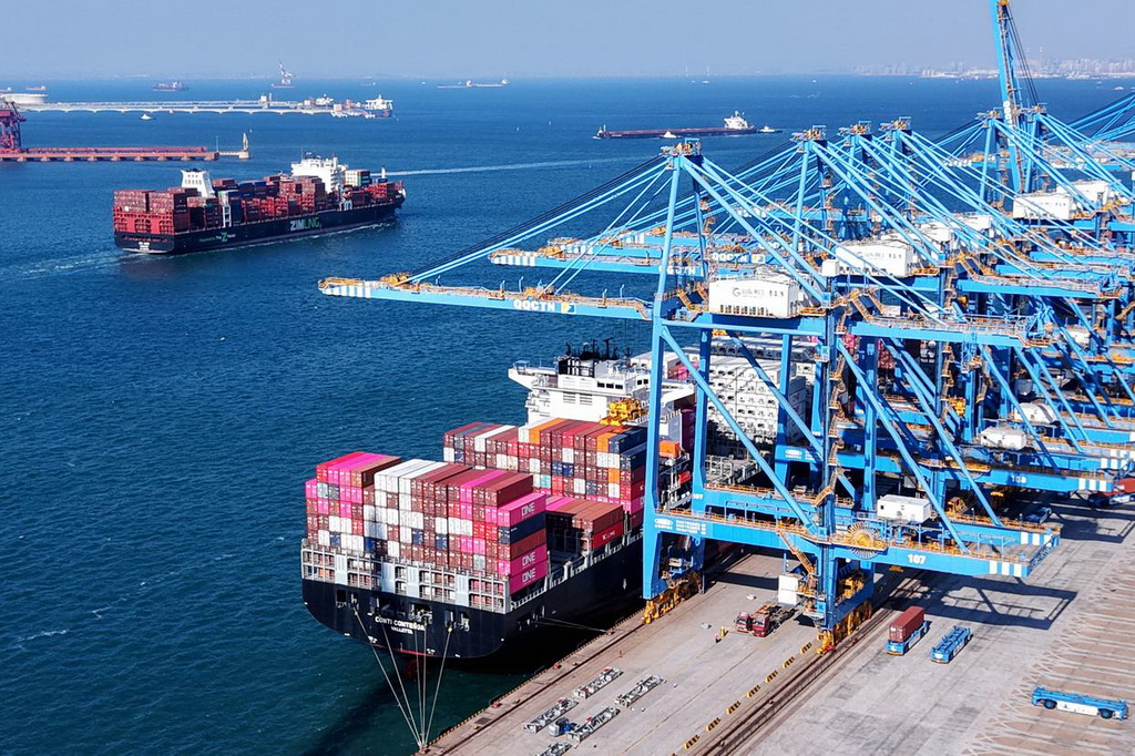 2月23日，山東港口青島港，一艘裝載集裝箱的貨輪駛離港口（無人機照片）。