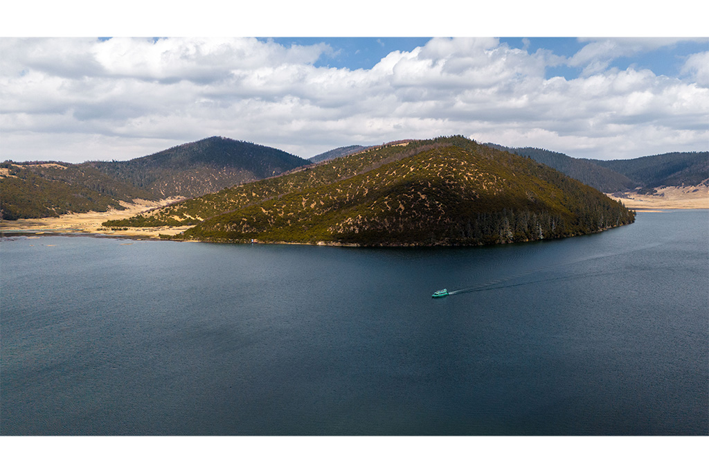 這是2月23日拍攝的普達措景區屬都湖一景（無人機照片）。