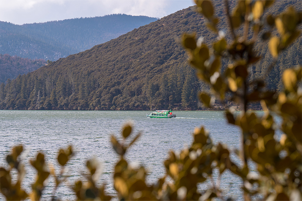 2月23日，游客在普達措景區乘坐游船觀光。