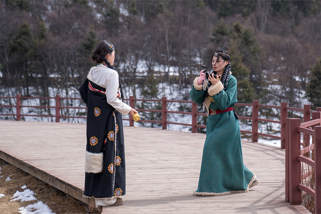 2月23日，游客在普達措景區拍照。