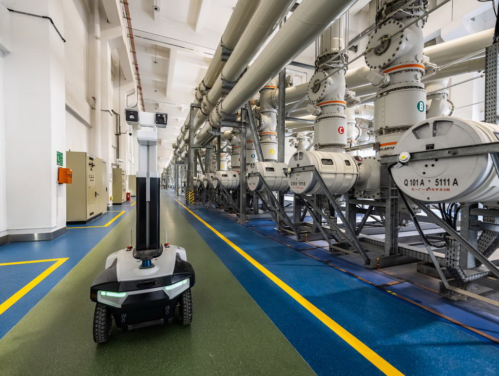 2月25日，“健行者”機器人在三峽左岸電站GIS開關室巡檢。