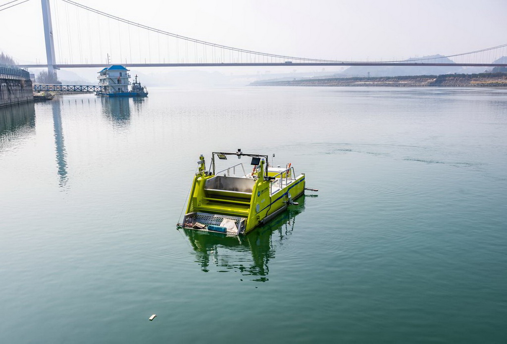 2月25日，智能清潔機器人在三峽大壩壩前水域收集水上漂浮物。