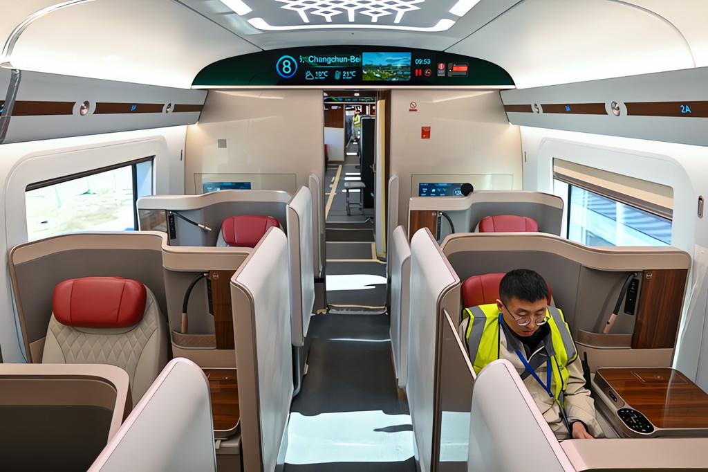 2月25日，工作人員在鐵科院國家鐵道試驗中心對CR450動車組樣車進行試驗驗證。新華社記者 李鑫 攝