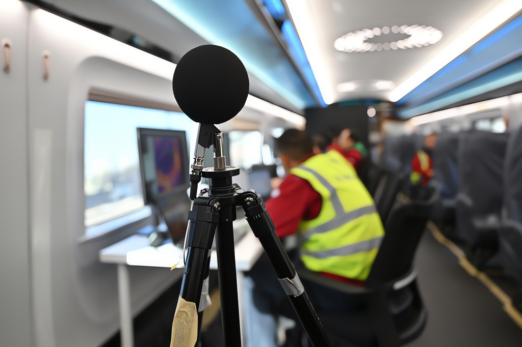 這是2月25日拍攝的CR450動車組樣車內布置的噪聲傳感器。新華社記者 李鑫 攝