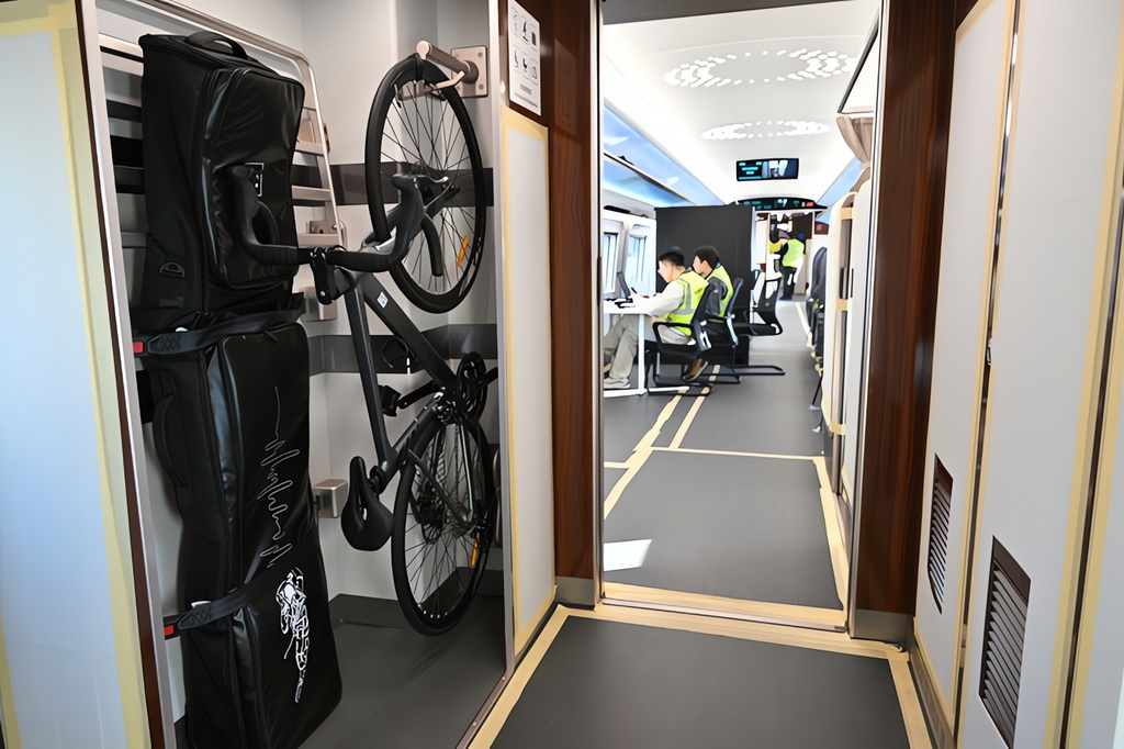 這是2月25日拍攝的CR450動車組樣車內設置的多功能存放區。新華社記者 李鑫 攝