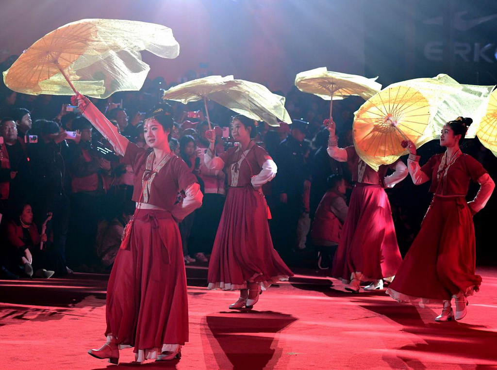 2月26日，演員在活動上表演。