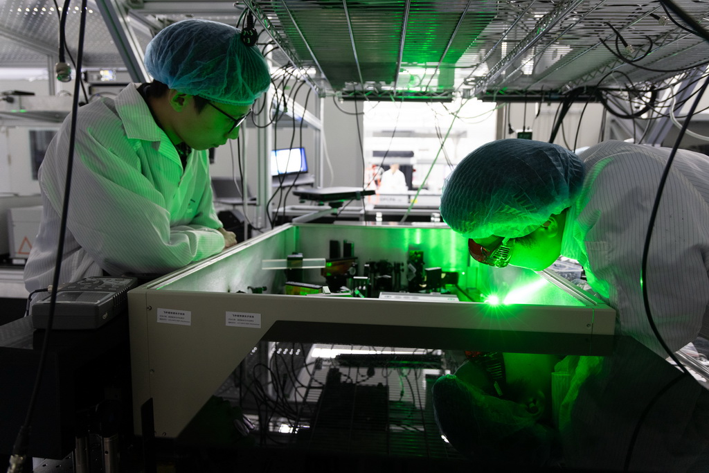 科研人員在綜合極端條件實驗裝置（懷柔）超快光場物性研究系統實驗站調整光路（2024年10月16日攝）。新華社記者 金立旺 攝