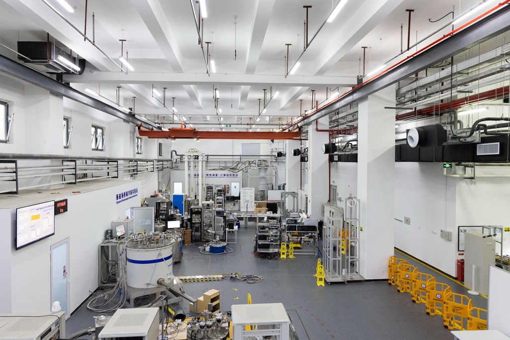 綜合極端條件實驗裝置（懷柔）強磁場核磁共振實驗站和極低溫超高壓物性測量-六面砧實驗站一角（2024年10月16日攝）。新華社記者 金立旺 攝