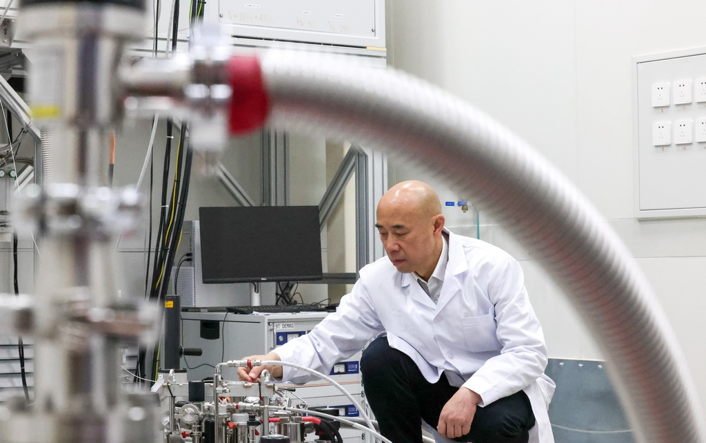 2月26日，中國科學院物理研究所懷柔研究部主任、綜合極端條件實驗裝置首席科學家呂力在極端條件量子態調控系統進行科研工作。新華社記者 殷剛 攝
