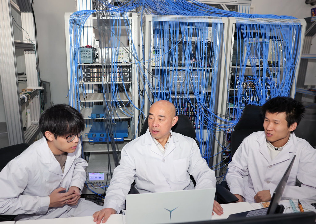 2月26日，中國科學院物理研究所懷柔研究部主任、綜合極端條件實驗裝置首席科學家呂力（中）在極端條件量子態調控系統與科研人員交流。新華社記者 殷剛 攝