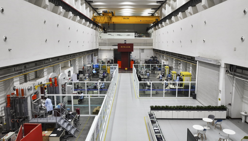 2月14日，工程師們在綜合極端條件實驗裝置（吉林大學部分）實驗大廳工作。新華社發（吉林大學供圖）