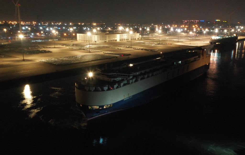 2月26日，裝載著超4000輛國產自主品牌汽車的貨輪駛離天津港環球滾裝碼頭（無人機照片）。
