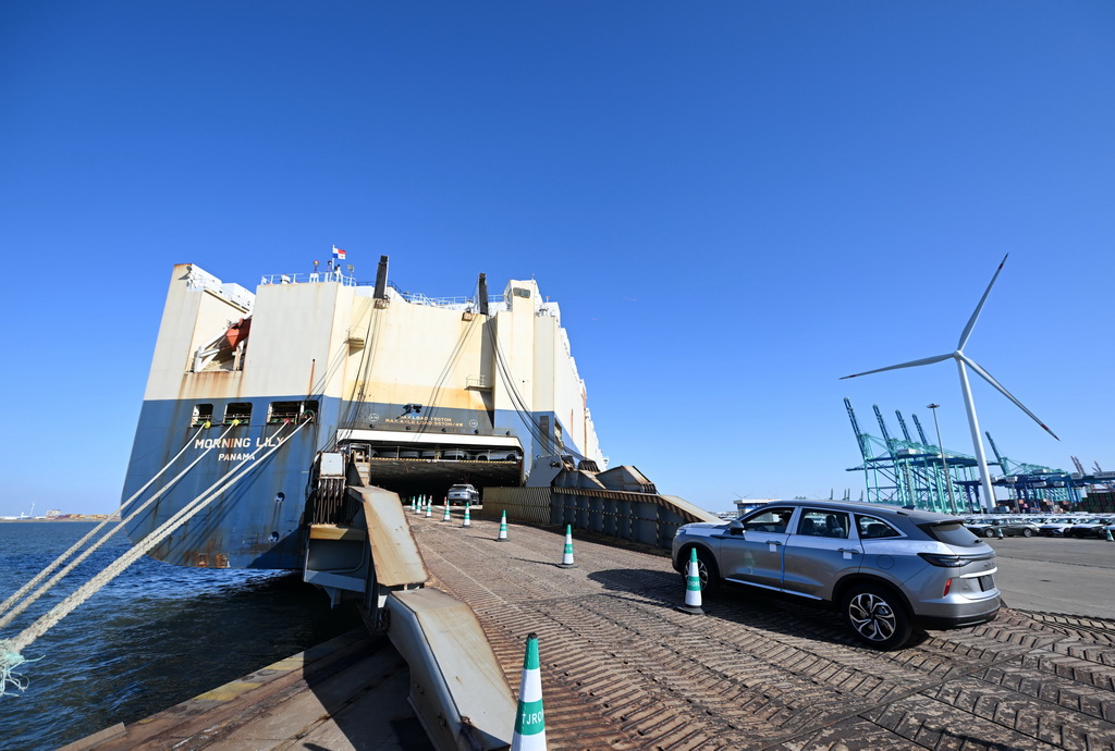 2月25日，司機在天津港環球滾裝碼頭將車輛駕駛至貨輪。