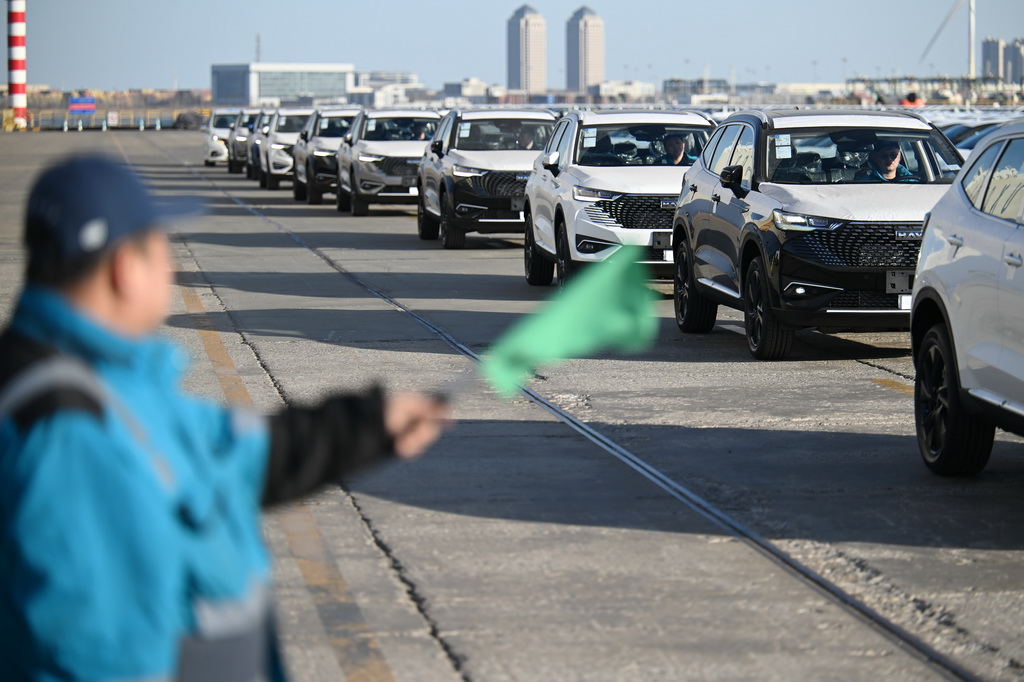2月25日，碼頭工作人員指揮司機將車輛駕駛至貨輪。