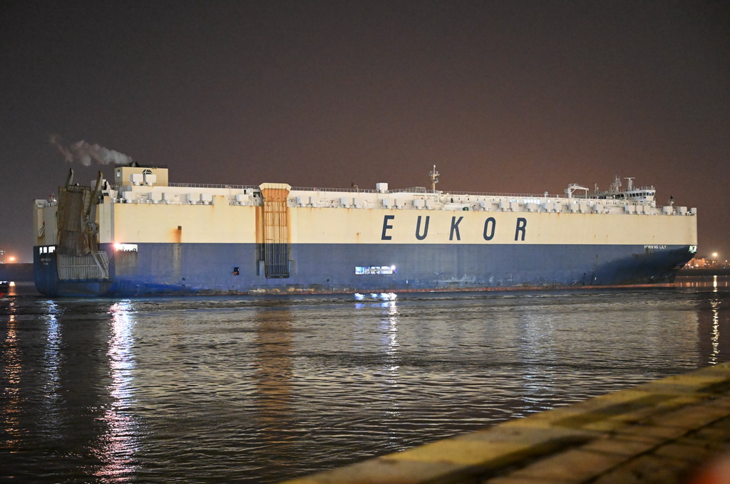 2月26日，裝載著超4000輛國產自主品牌汽車的貨輪駛離天津港環球滾裝碼頭。