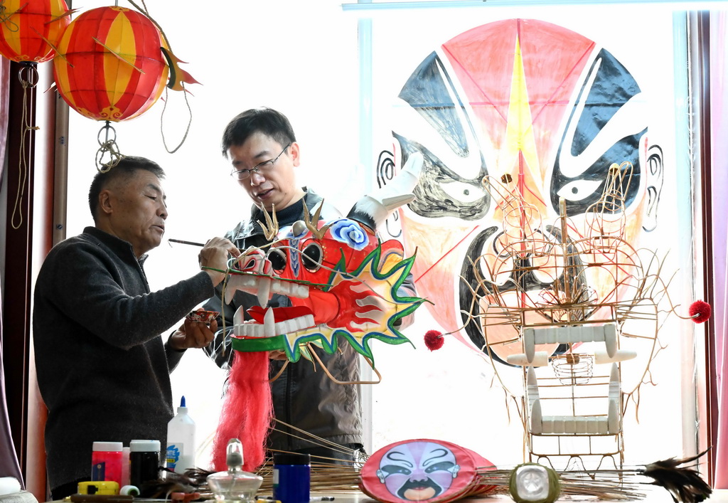 2月26日，王彥州（左）在石家莊市家中制作龍風箏。新華社發（陳其保攝）