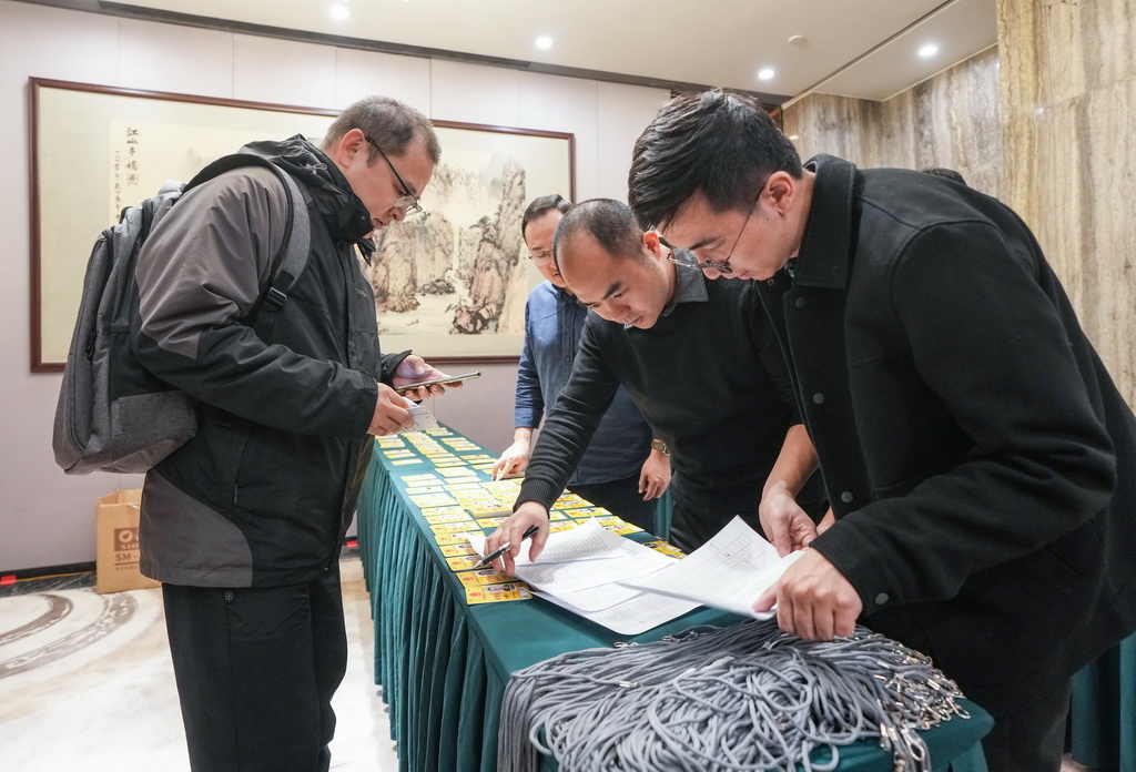 2月27日，記者在全國兩會新聞中心領取記者證。