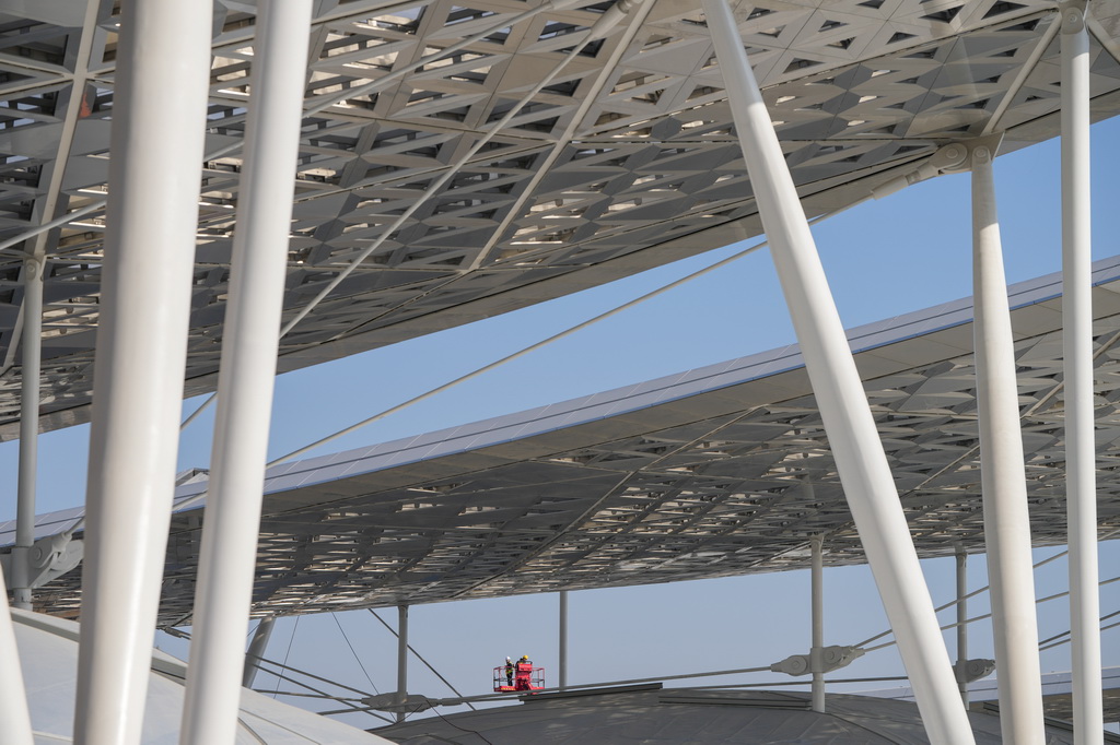 施工人員在北京城市副中心站樞紐工程現場施工（2月26日攝）。