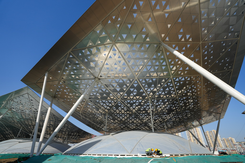 施工人員在北京城市副中心站樞紐工程現場施工（2月26日攝）。