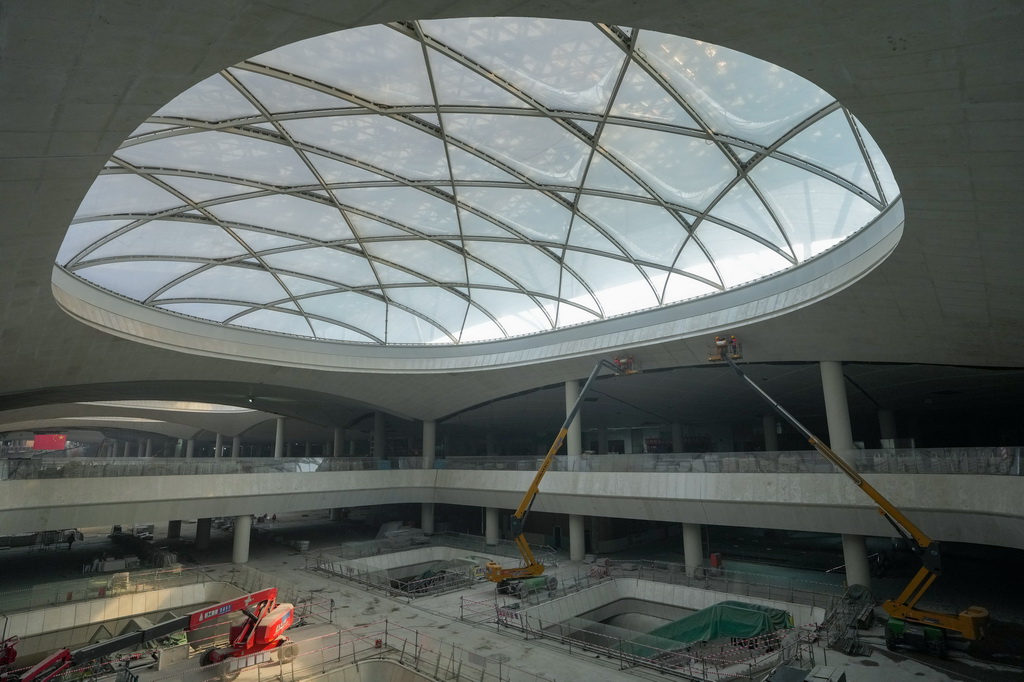 施工人員在北京城市副中心站樞紐工程內部施工（2月26日攝）。