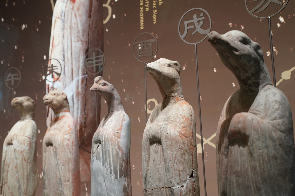 西部機場博物館展出的唐代文物陶十二生肖俑（2月26日攝）。