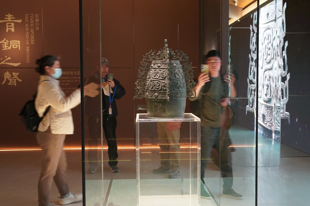 2月26日，游客在西部機場博物館珍寶館內參觀國家一級文物“秦公镈”。