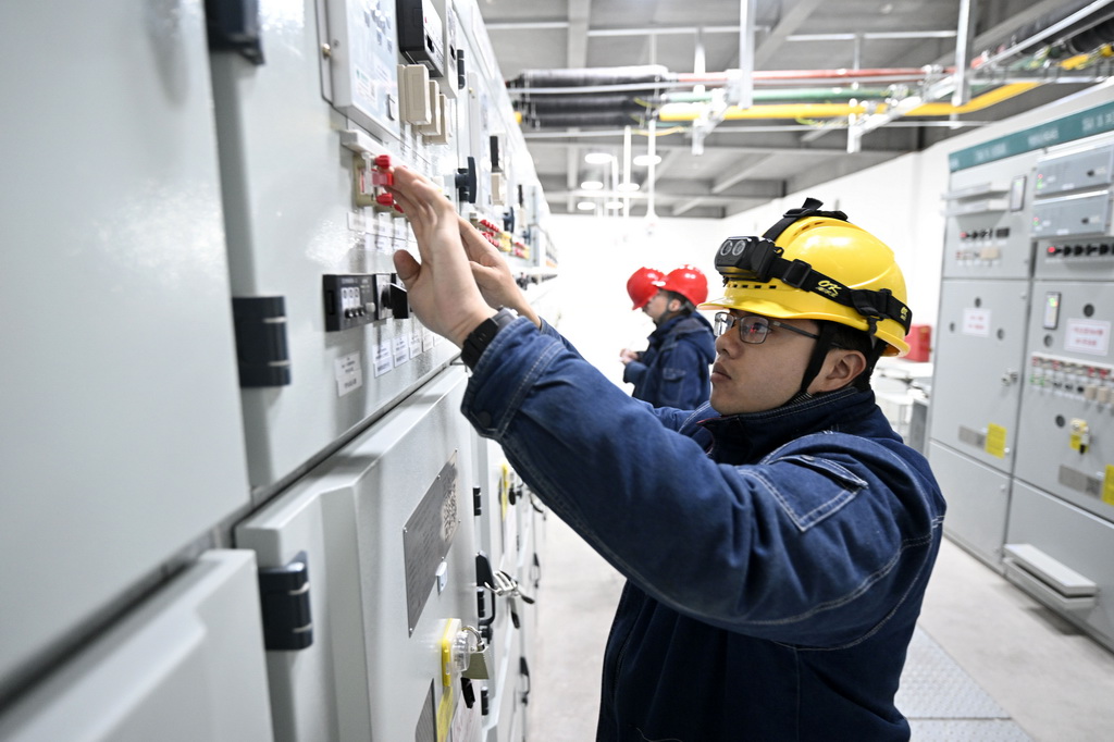 2月27日，國網銀川供電公司工作人員在寧夏銀川原隆110千伏變電站進行投用前的設備檢查工作。
