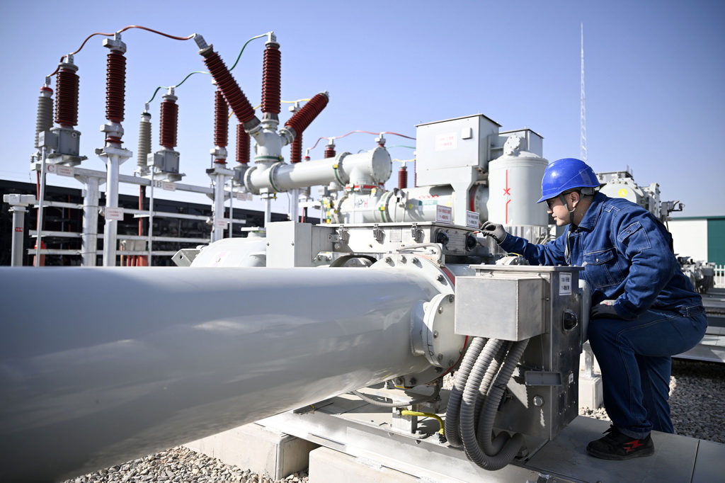 2月27日，國網銀川供電公司工作人員在寧夏銀川原隆110千伏變電站進行投用前的設備檢查工作。